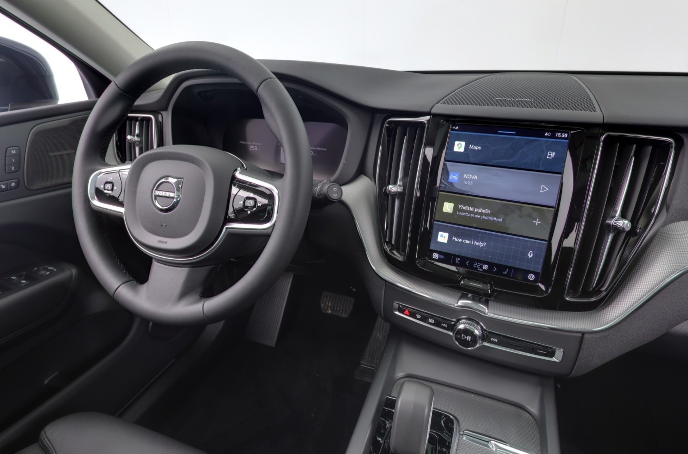 Esittelykuva VOLVO XC60 lataushybridiautosta.