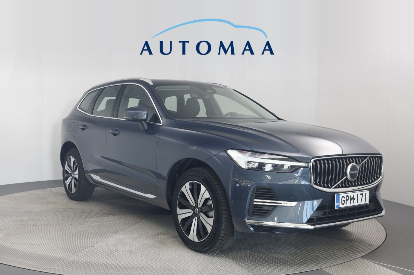 Esittelykuva VOLVO XC60 lataushybridiautosta.