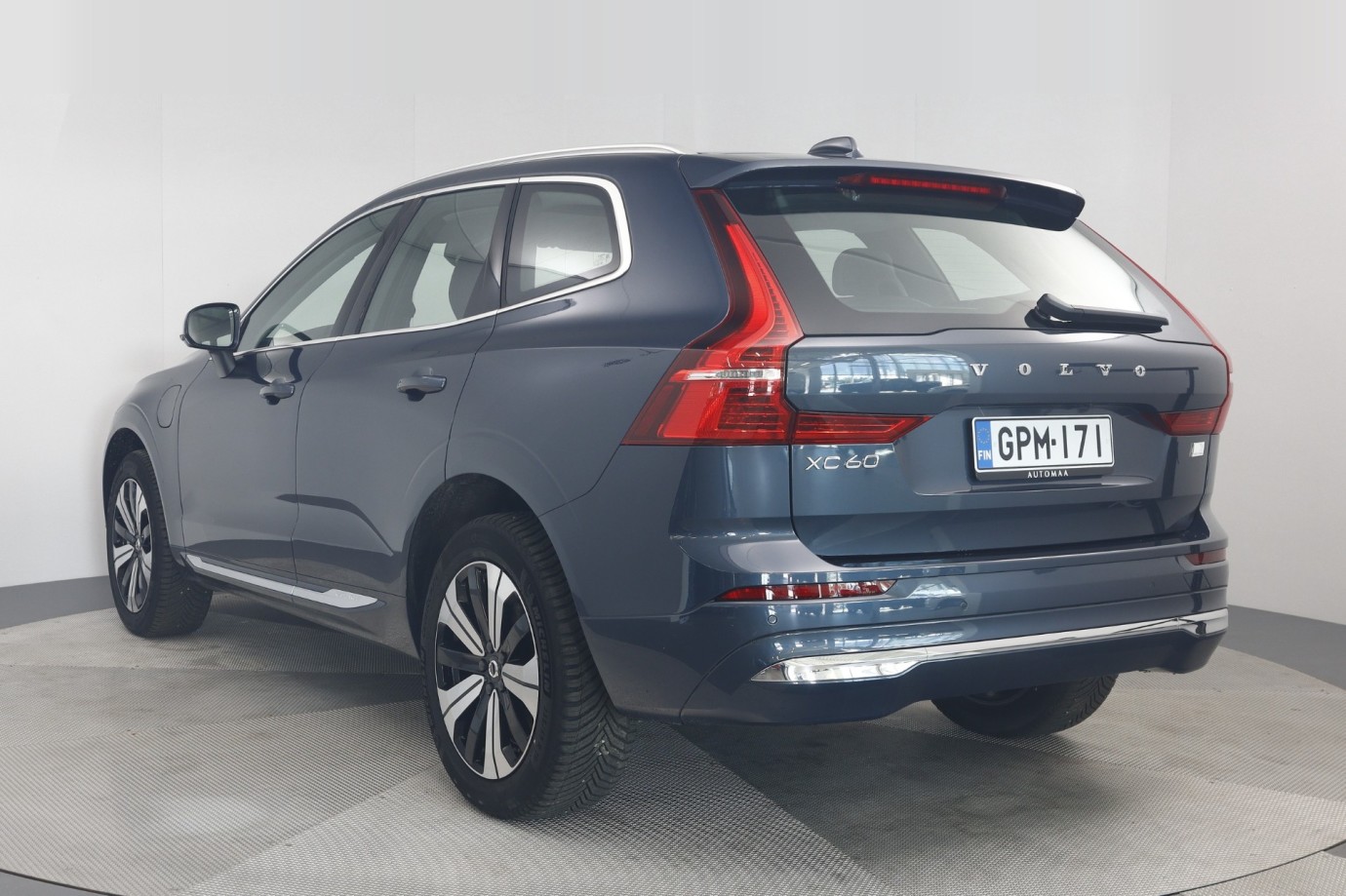 Esittelykuva VOLVO XC60 lataushybridiautosta.