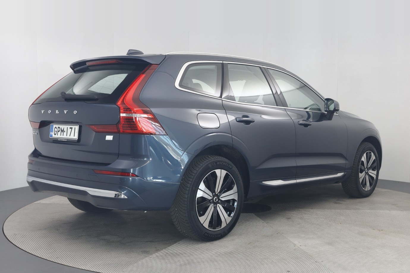 Esittelykuva VOLVO XC60 lataushybridiautosta.