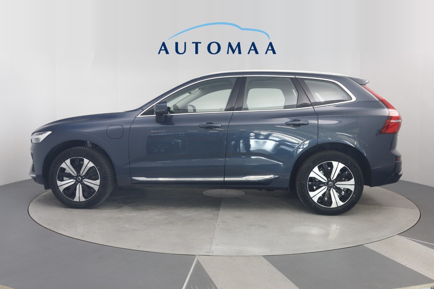 Esittelykuva VOLVO XC60 lataushybridiautosta.