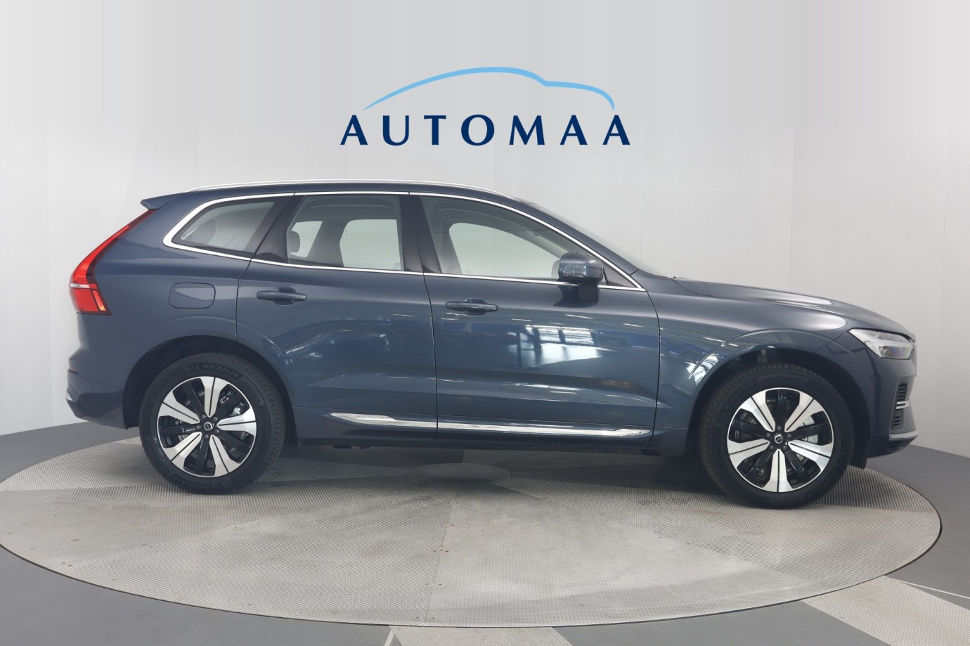 Esittelykuva VOLVO XC60 lataushybridiautosta.