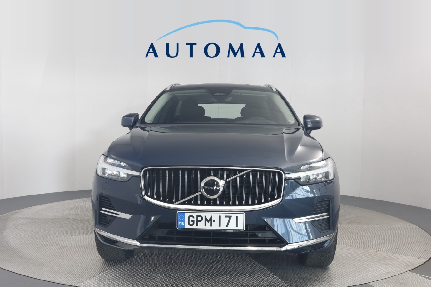 Esittelykuva VOLVO XC60 lataushybridiautosta.