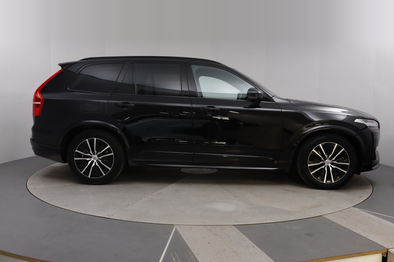Esittelykuva VOLVO XC90 lataushybridiautosta.