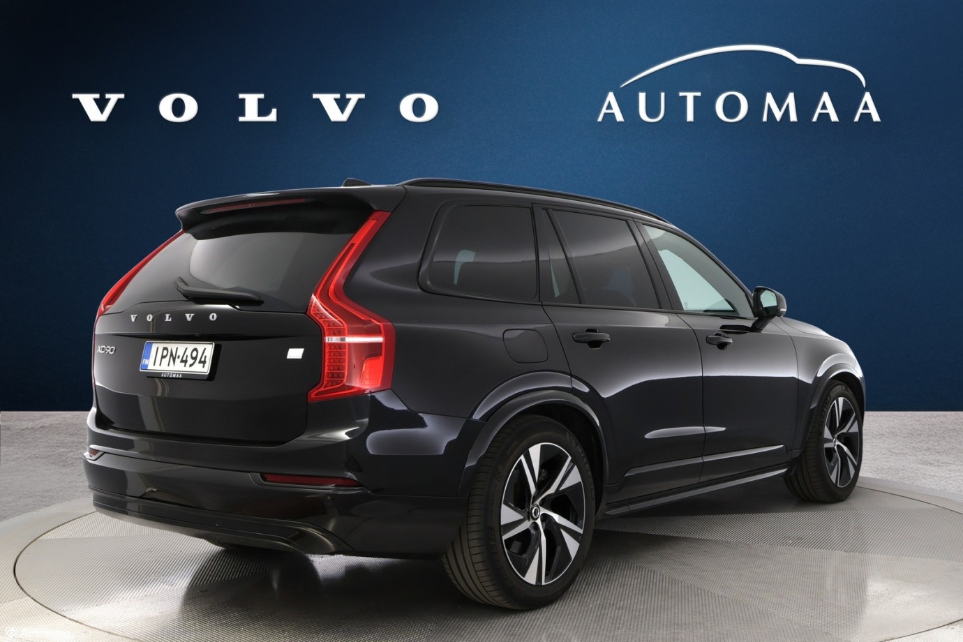 Esittelykuva VOLVO XC90 lataushybridiautosta.
