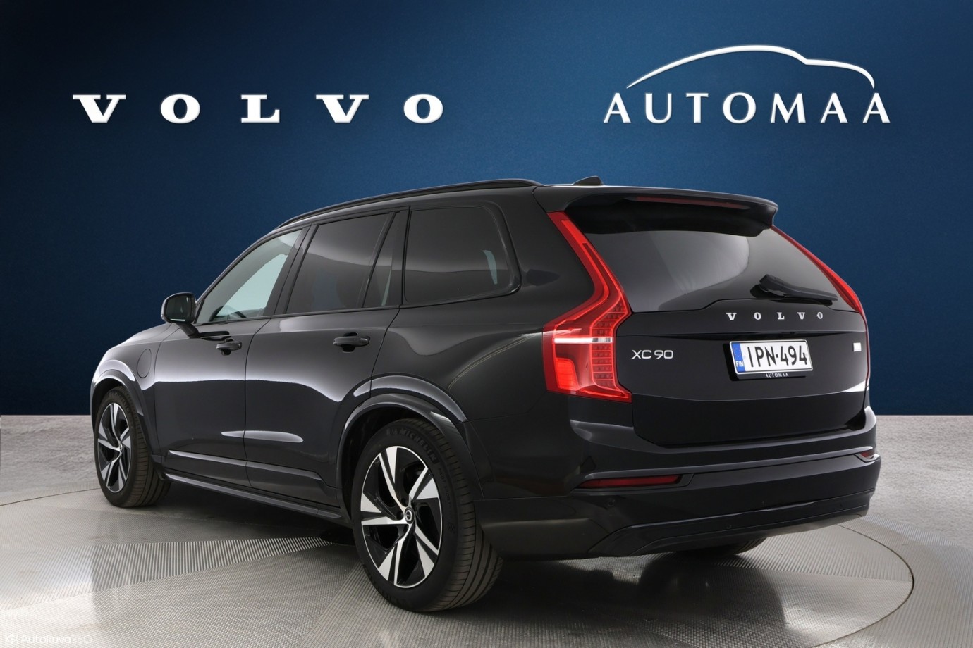 Esittelykuva VOLVO XC90 lataushybridiautosta.