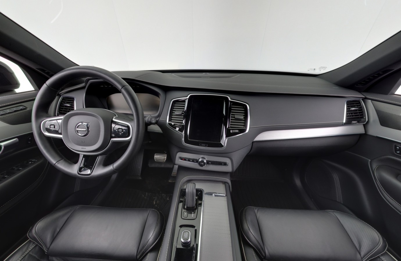 Esittelykuva VOLVO XC90 lataushybridiautosta.
