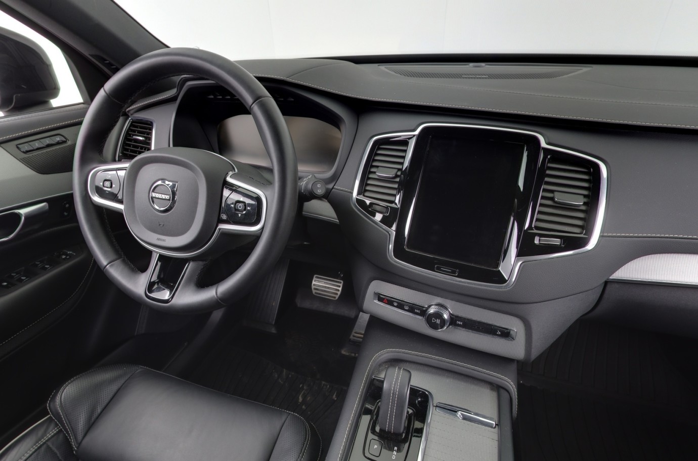 Esittelykuva VOLVO XC90 lataushybridiautosta.