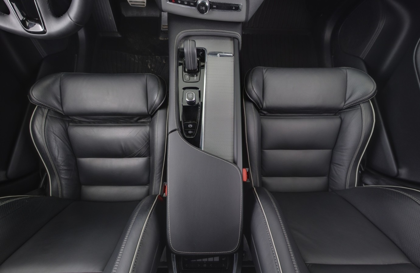 Esittelykuva VOLVO XC90 lataushybridiautosta.