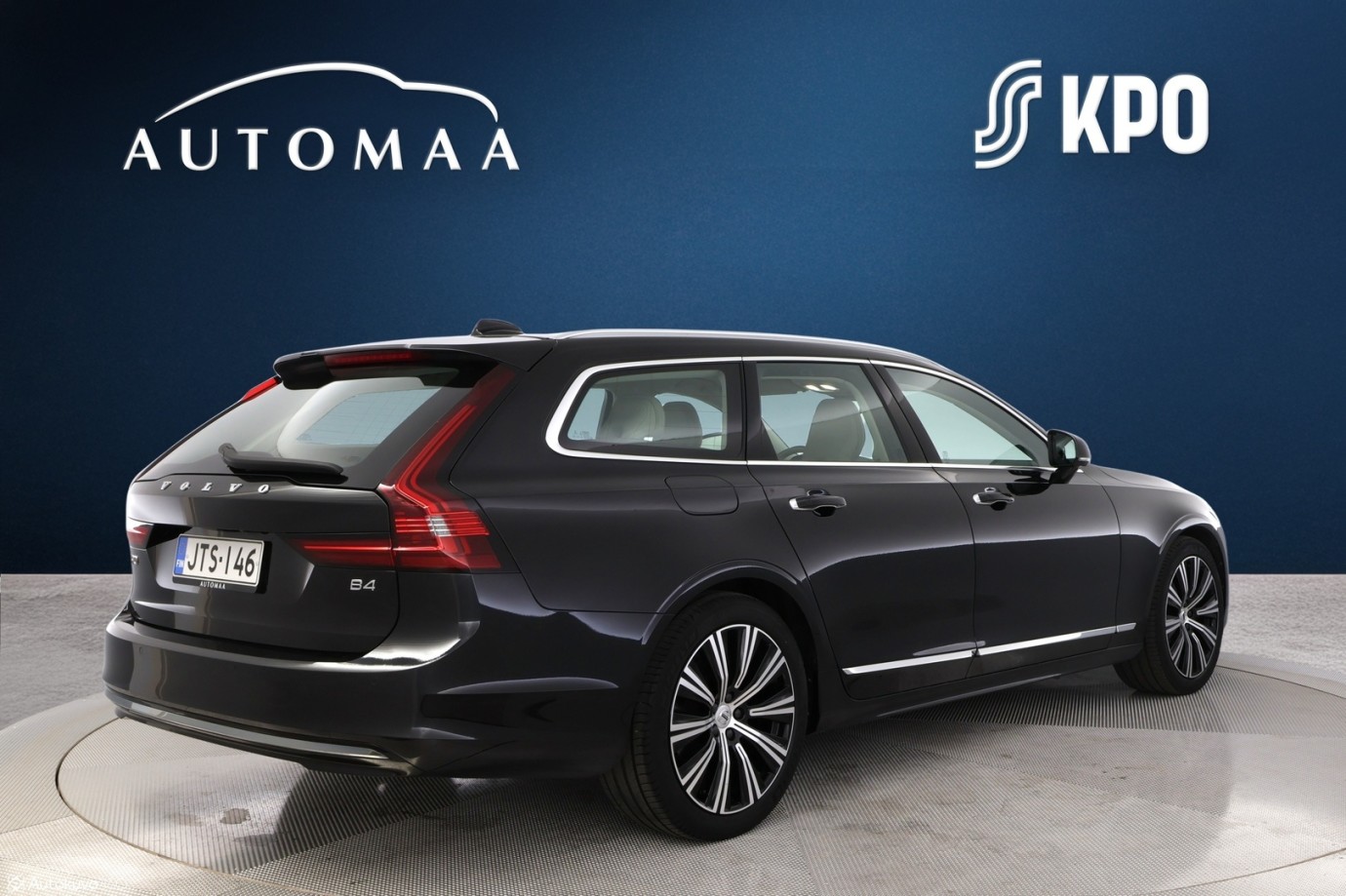 Esittelykuva VOLVO V90 kevythybridiautosta.