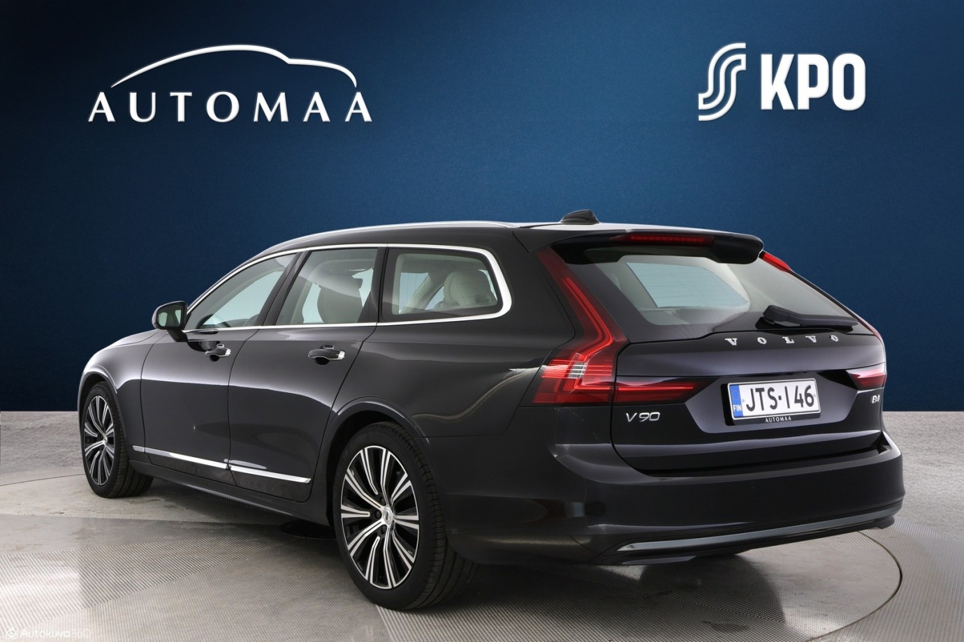 Esittelykuva VOLVO V90 kevythybridiautosta.