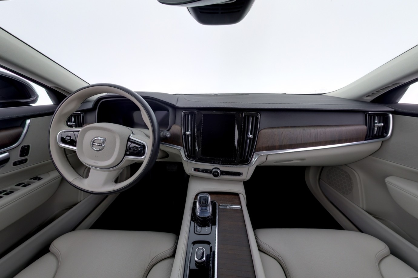 Esittelykuva VOLVO V90 kevythybridiautosta.