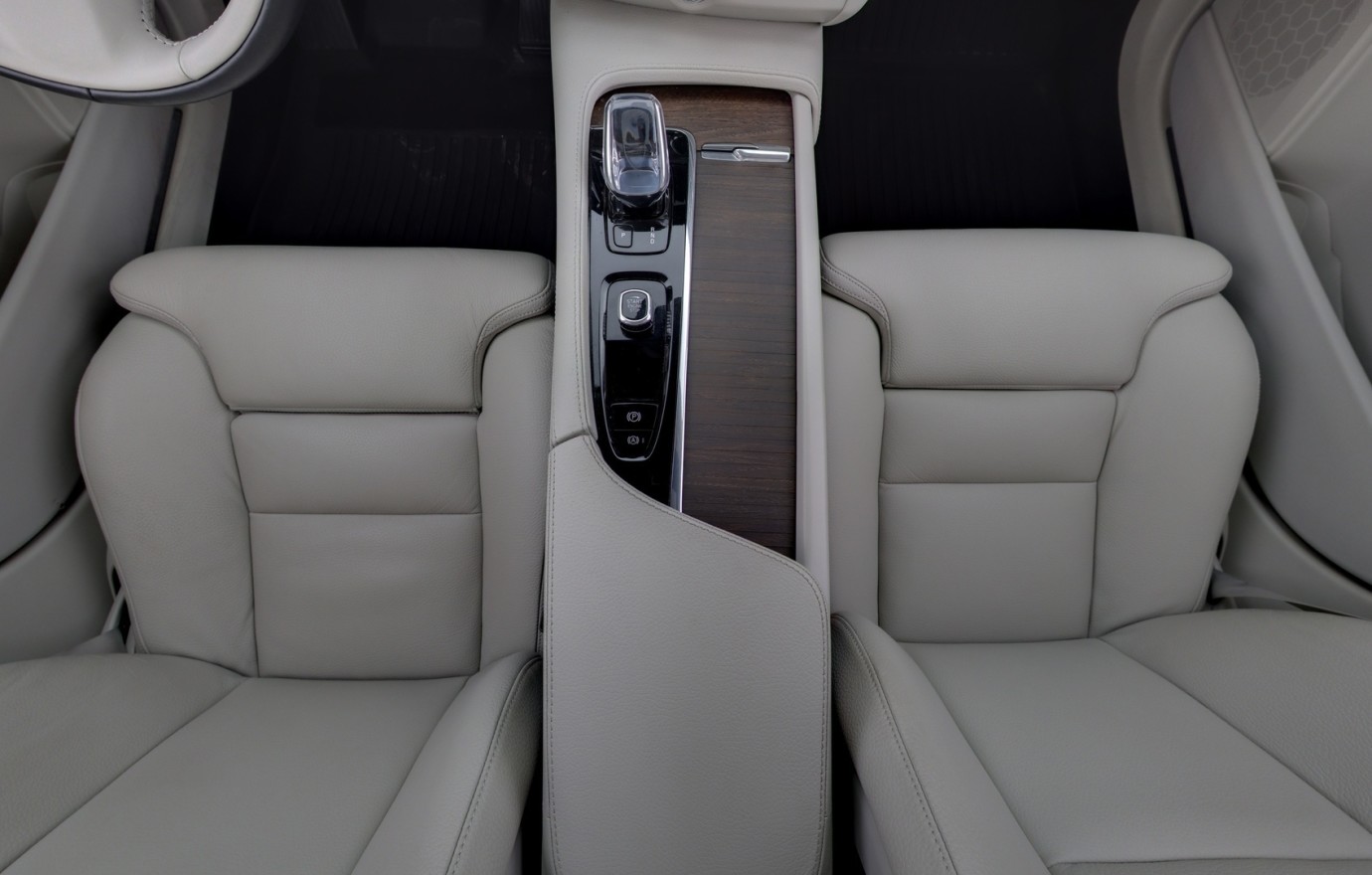Esittelykuva VOLVO V90 kevythybridiautosta.