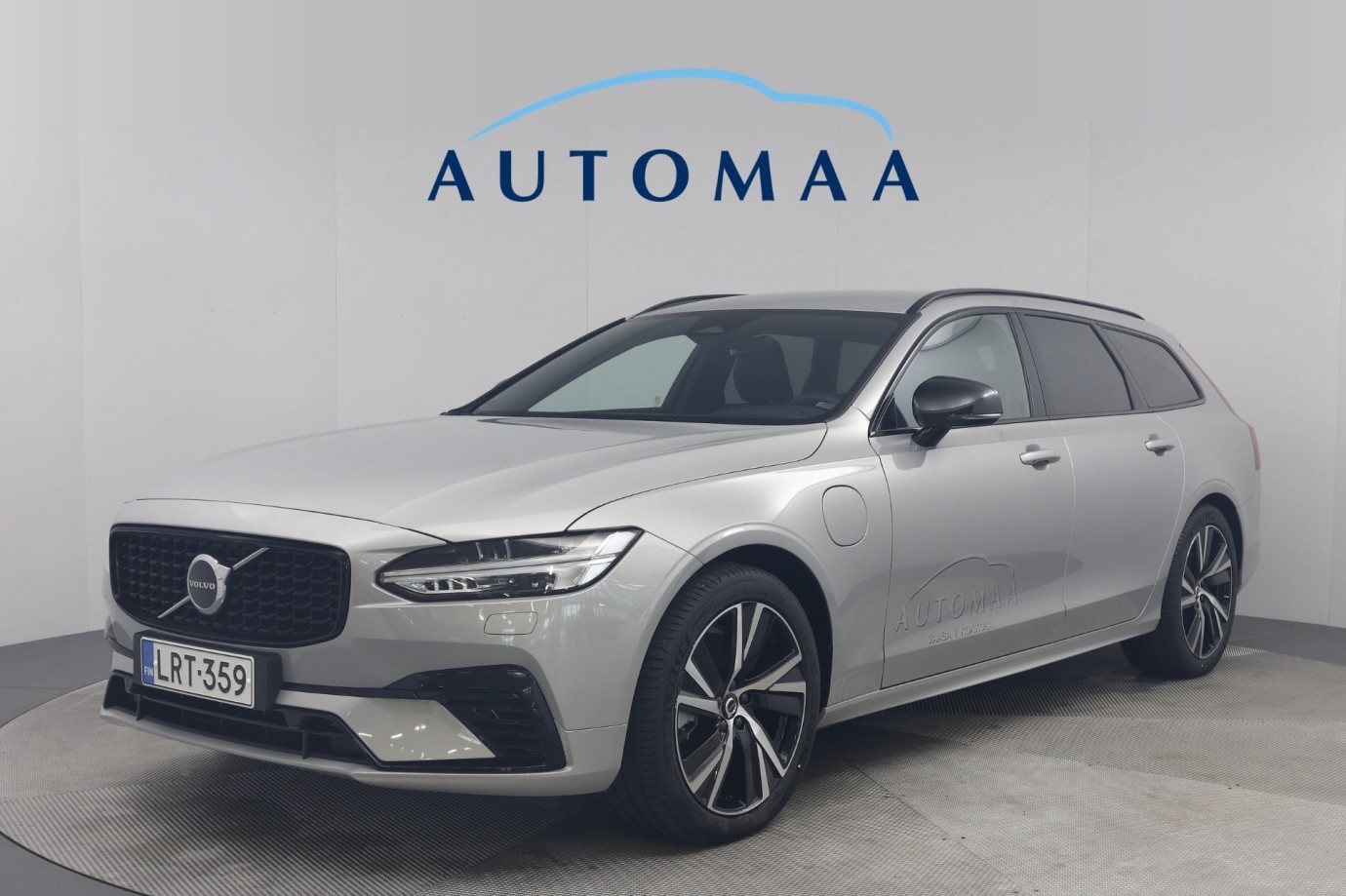 Esittelykuva VOLVO V90 lataushybridiautosta.