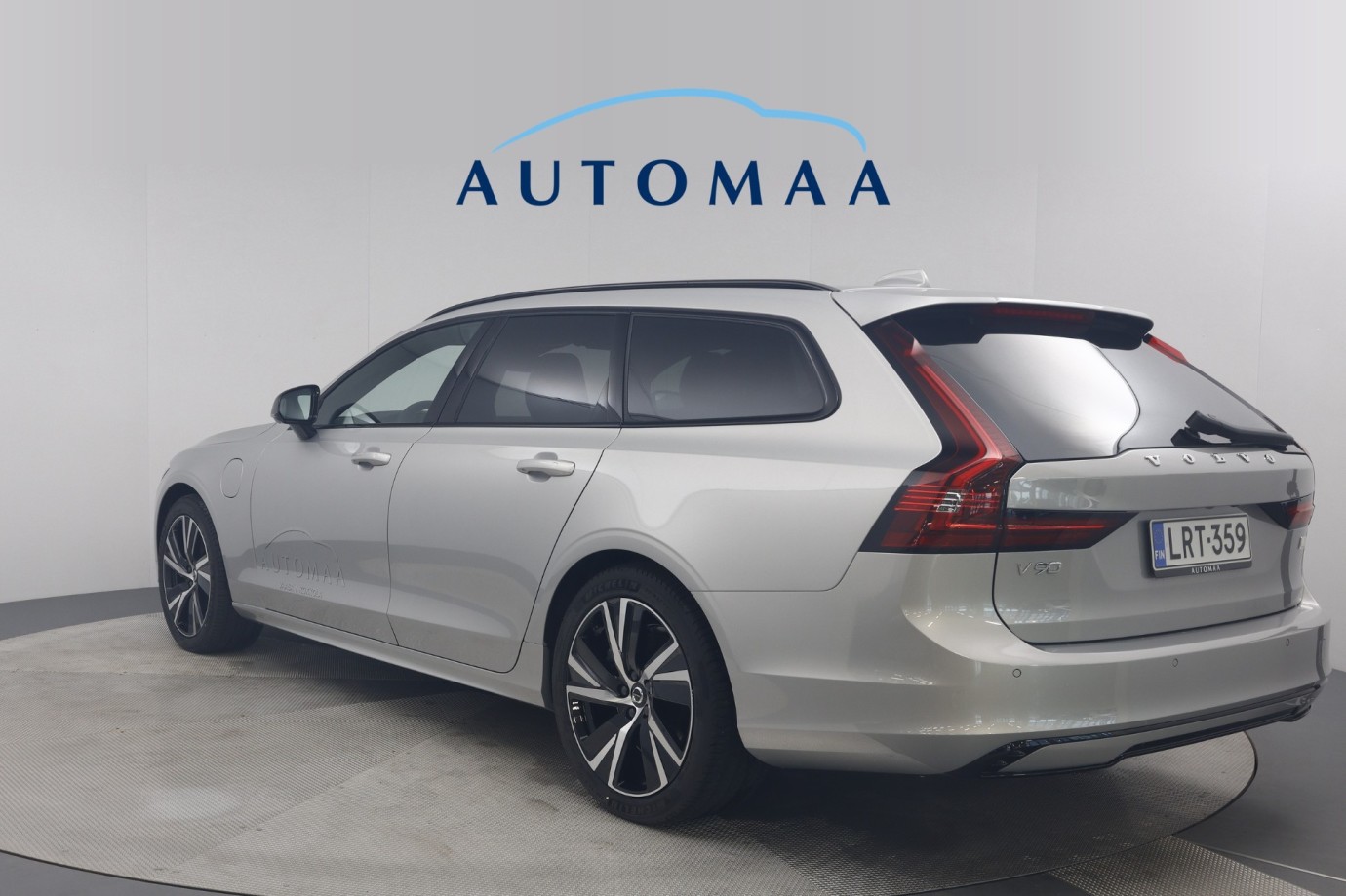 Esittelykuva VOLVO V90 lataushybridiautosta.