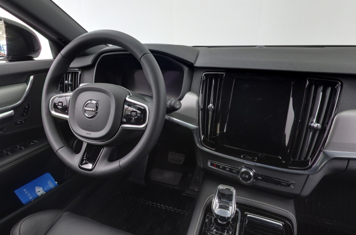 Esittelykuva VOLVO V90 lataushybridiautosta.