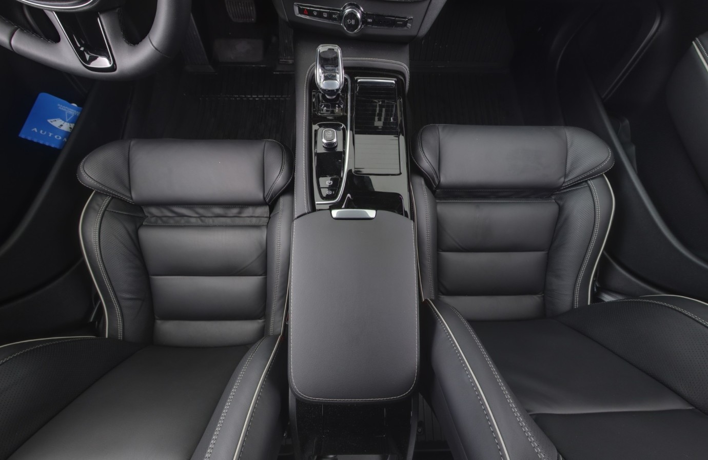 Esittelykuva VOLVO V90 lataushybridiautosta.