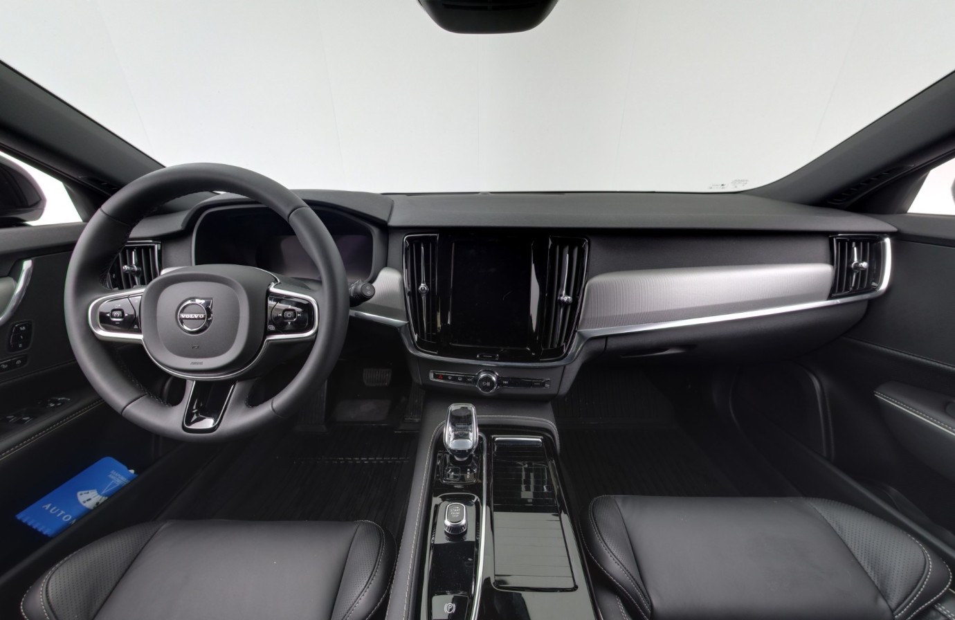 Esittelykuva VOLVO V90 lataushybridiautosta.