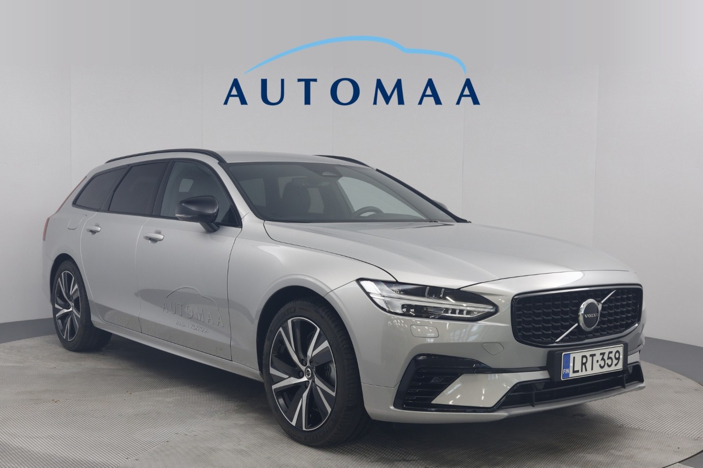Esittelykuva VOLVO V90 lataushybridiautosta.