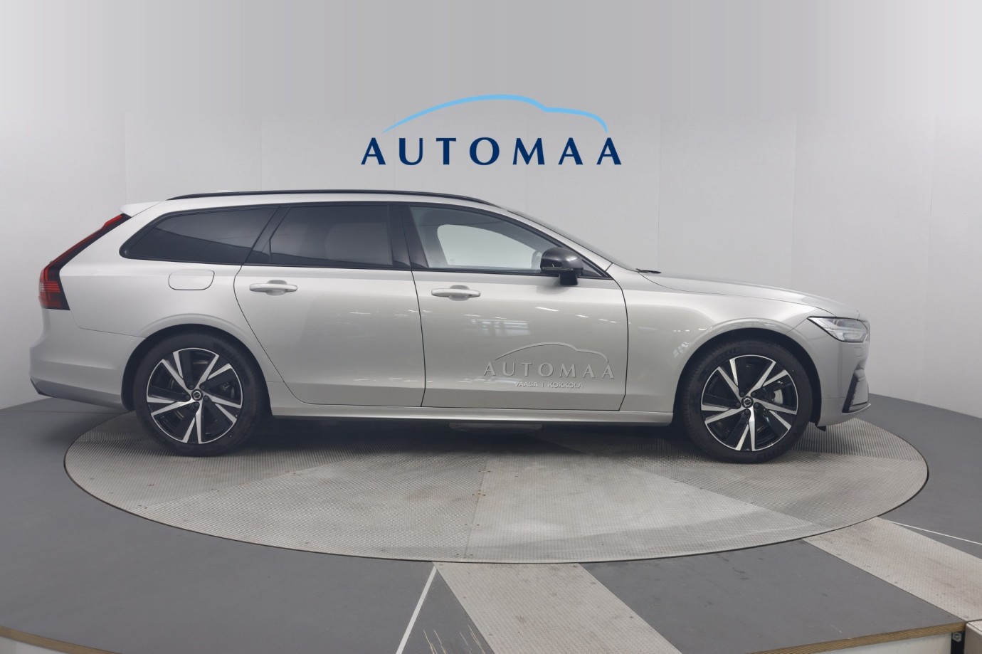 Esittelykuva VOLVO V90 lataushybridiautosta.