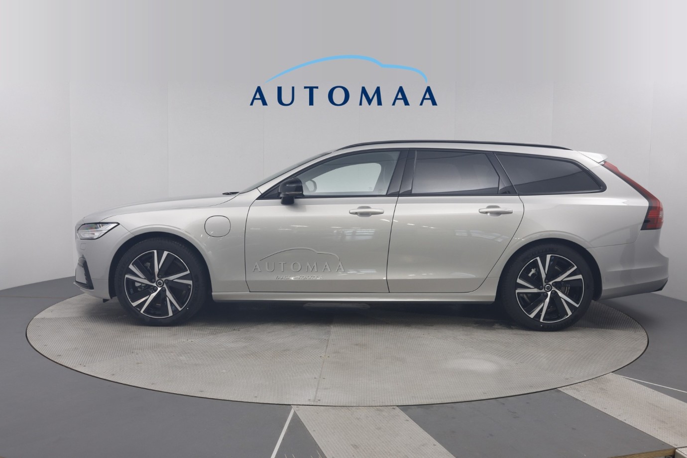 Esittelykuva VOLVO V90 lataushybridiautosta.