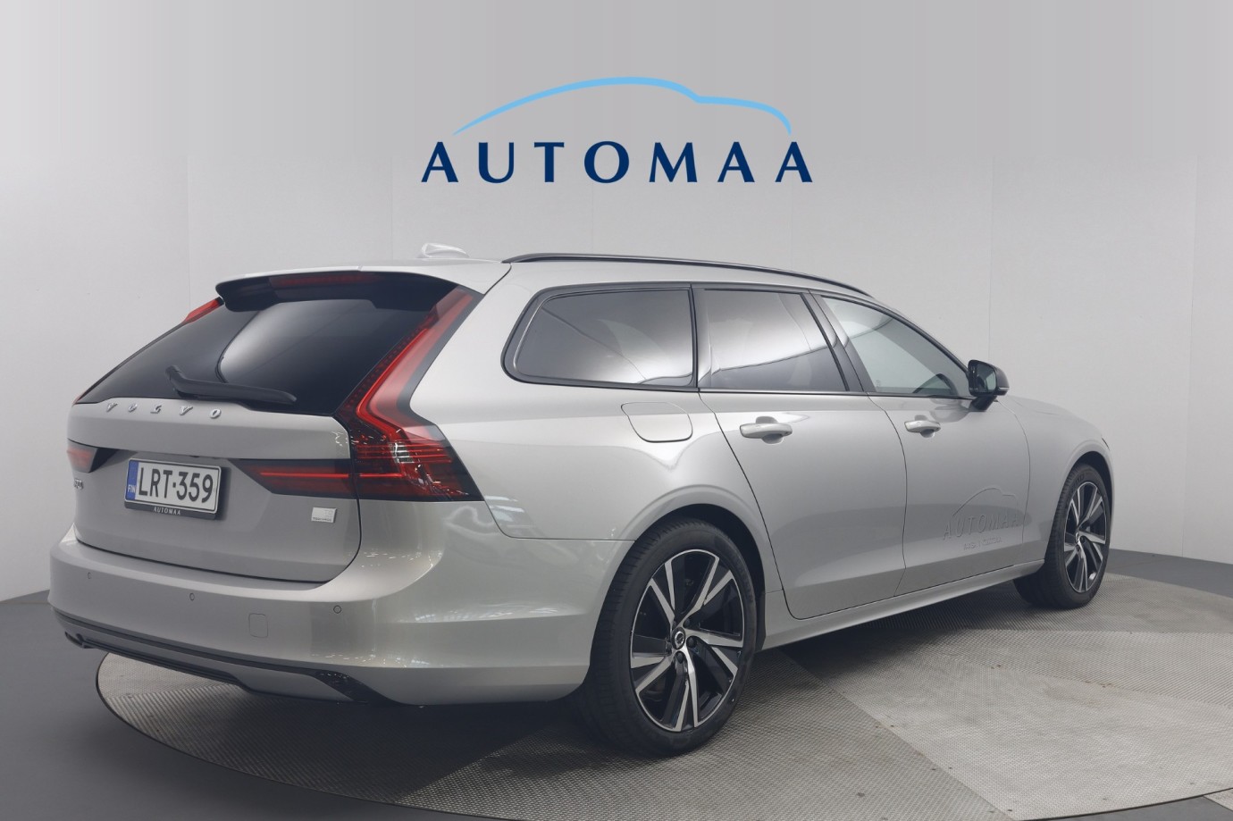 Esittelykuva VOLVO V90 lataushybridiautosta.