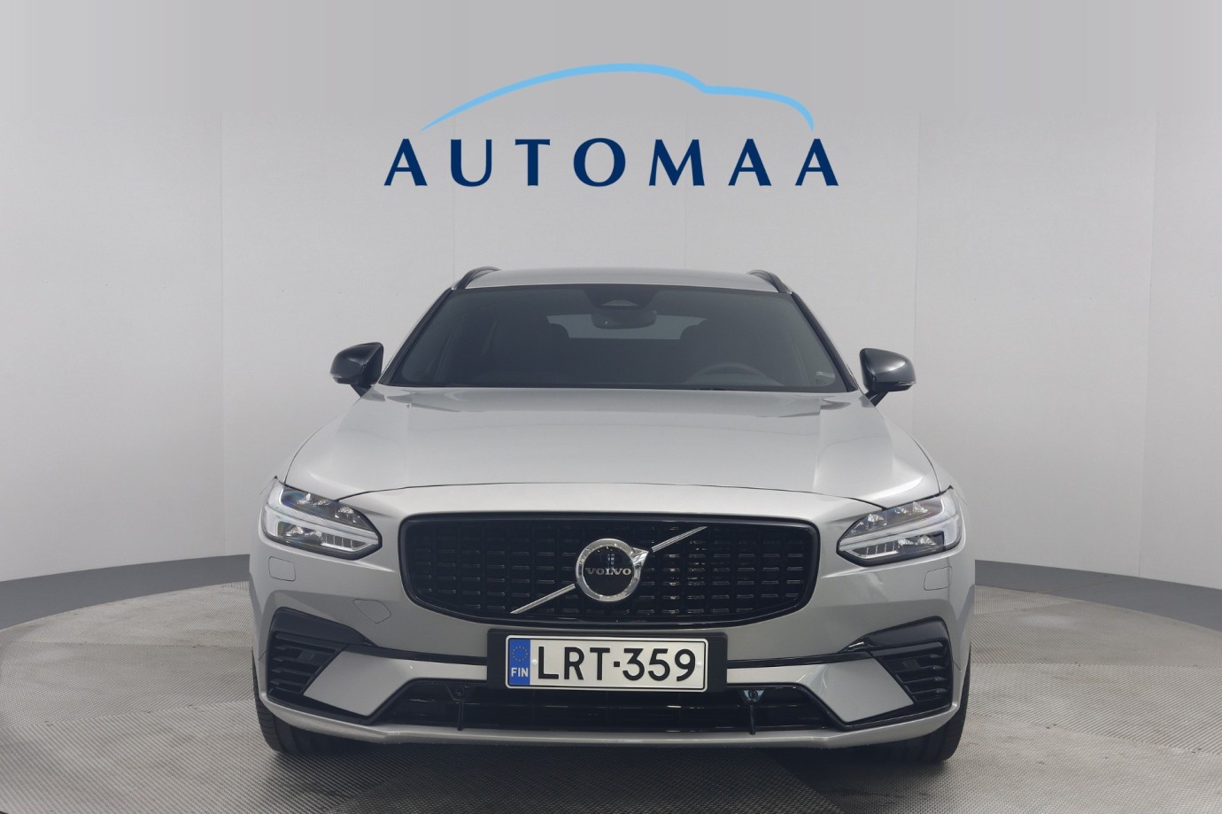 Esittelykuva VOLVO V90 lataushybridiautosta.