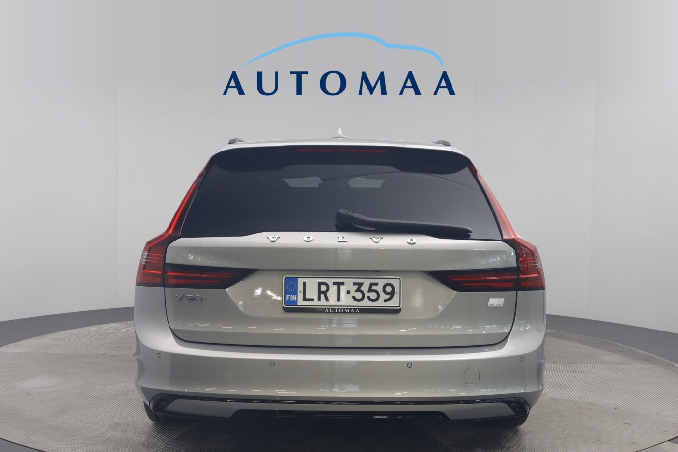 Esittelykuva VOLVO V90 lataushybridiautosta.