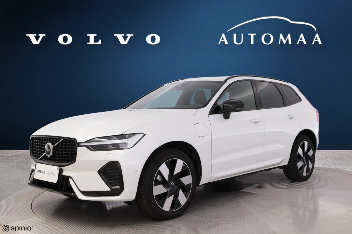 Esittelykuva VOLVO XC60 lataushybridiautosta.