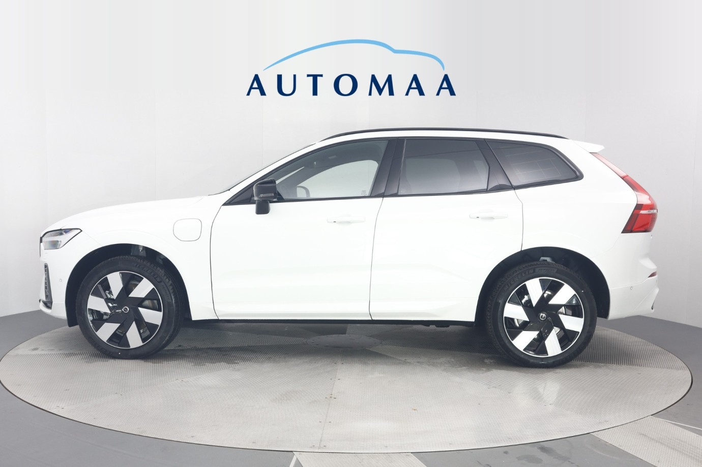 Esittelykuva VOLVO XC60 lataushybridiautosta.
