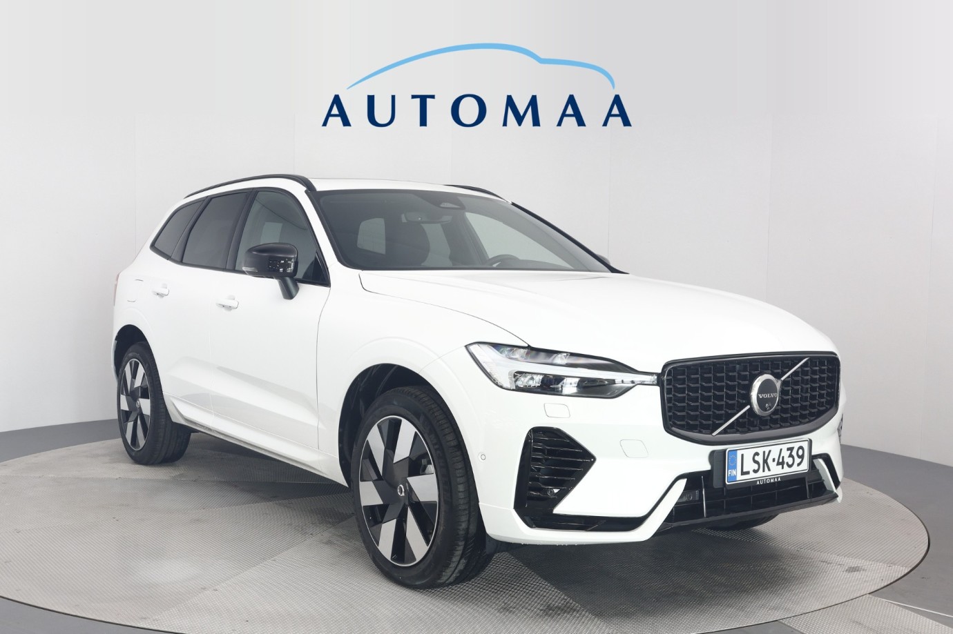 Esittelykuva VOLVO XC60 lataushybridiautosta.