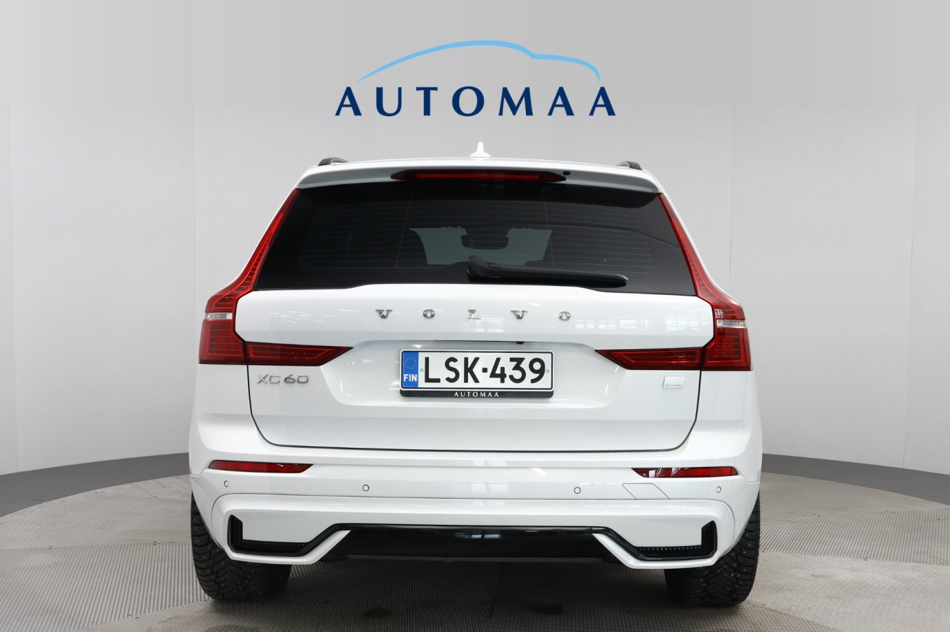 Esittelykuva VOLVO XC60 lataushybridiautosta.