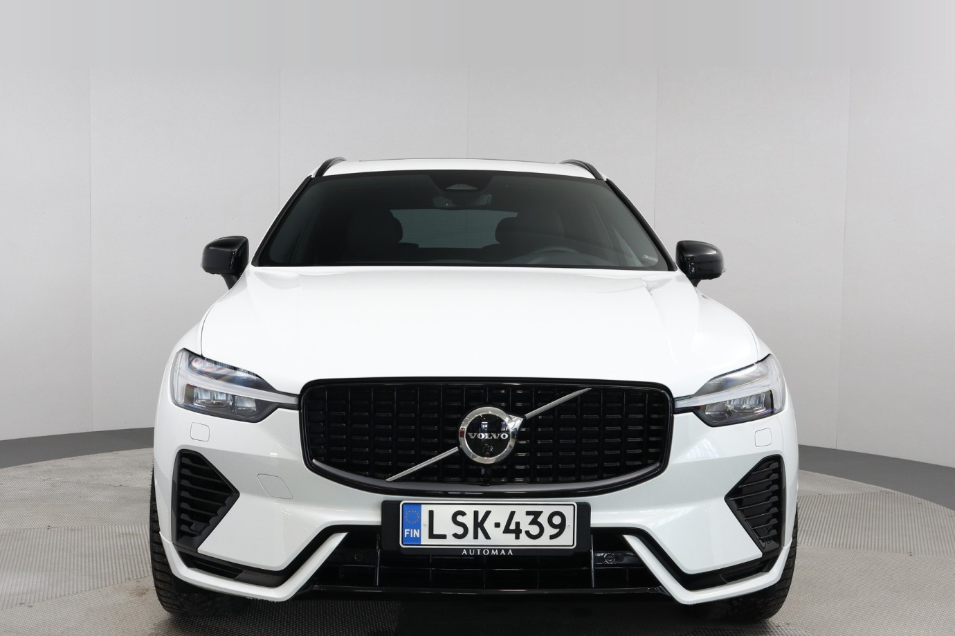 Esittelykuva VOLVO XC60 lataushybridiautosta.