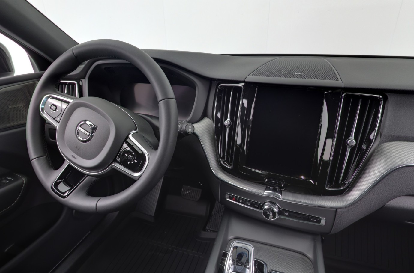 Esittelykuva VOLVO XC60 lataushybridiautosta.