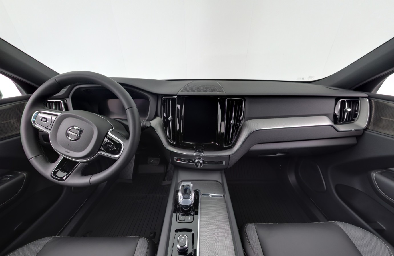 Esittelykuva VOLVO XC60 lataushybridiautosta.