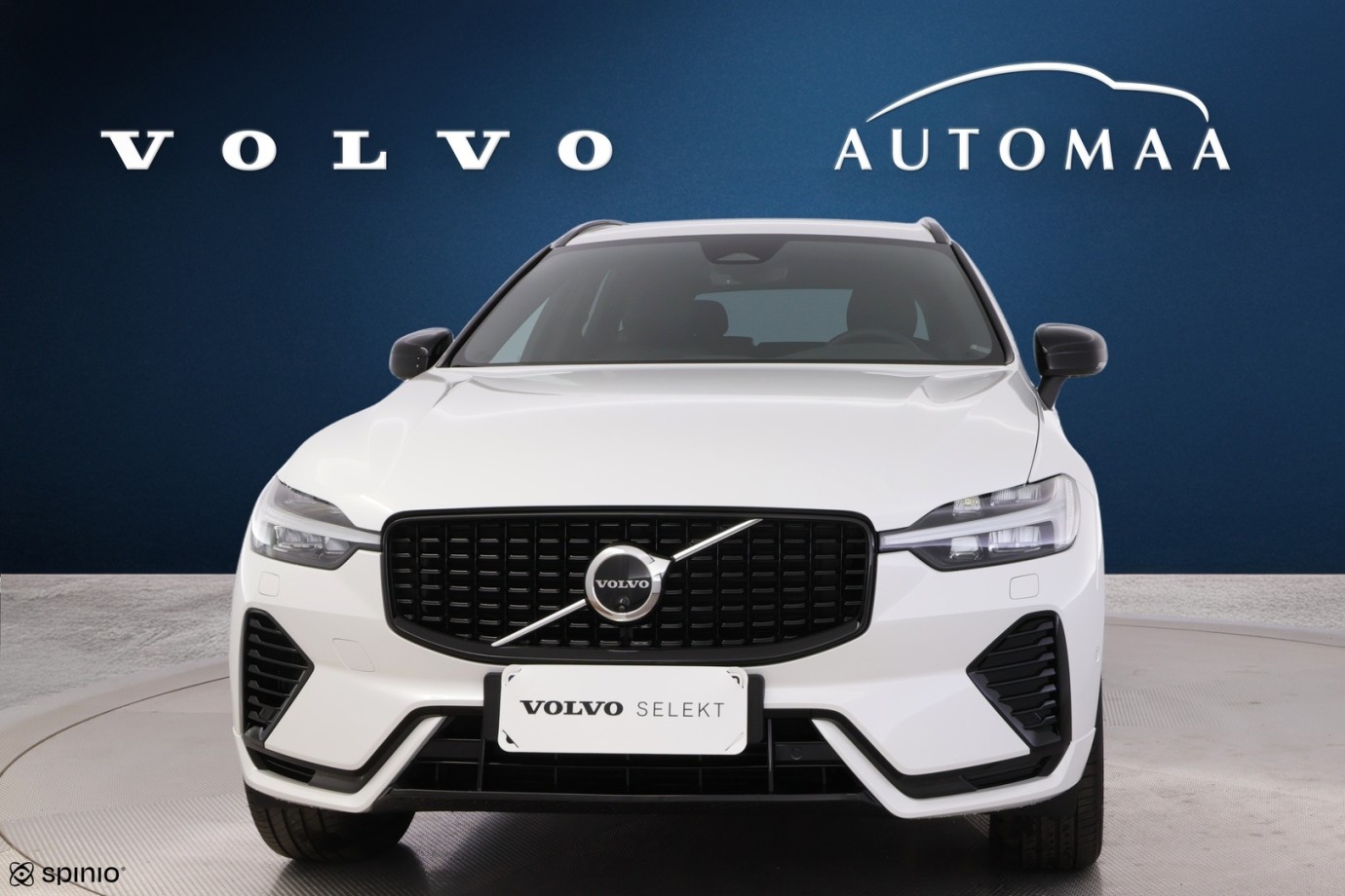 Esittelykuva VOLVO XC60 lataushybridiautosta.
