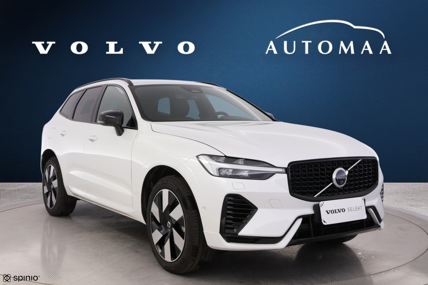 Esittelykuva VOLVO XC60 lataushybridiautosta.