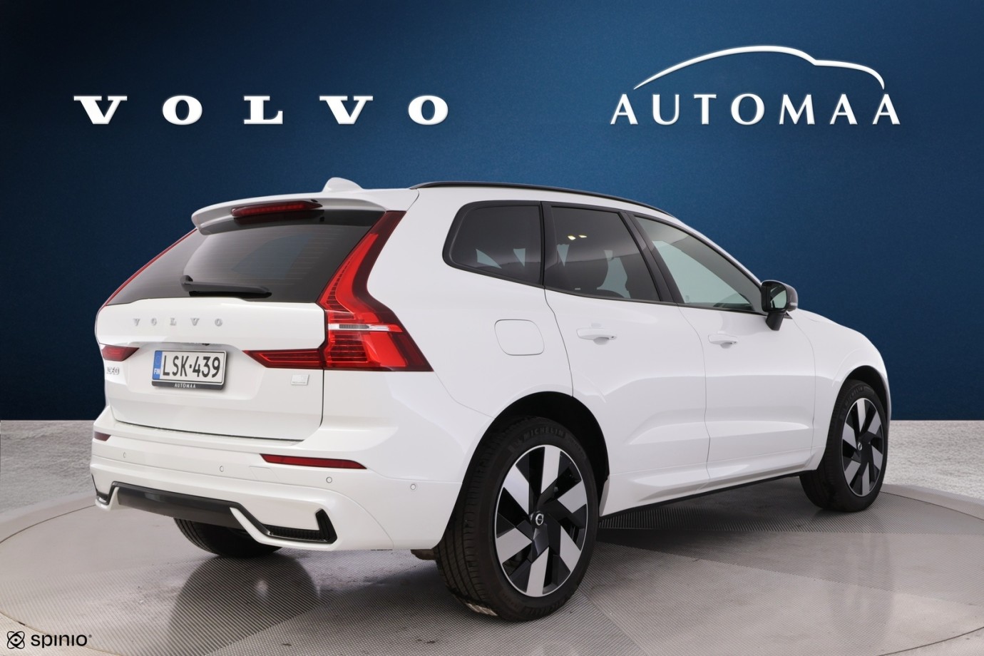 Esittelykuva VOLVO XC60 lataushybridiautosta.