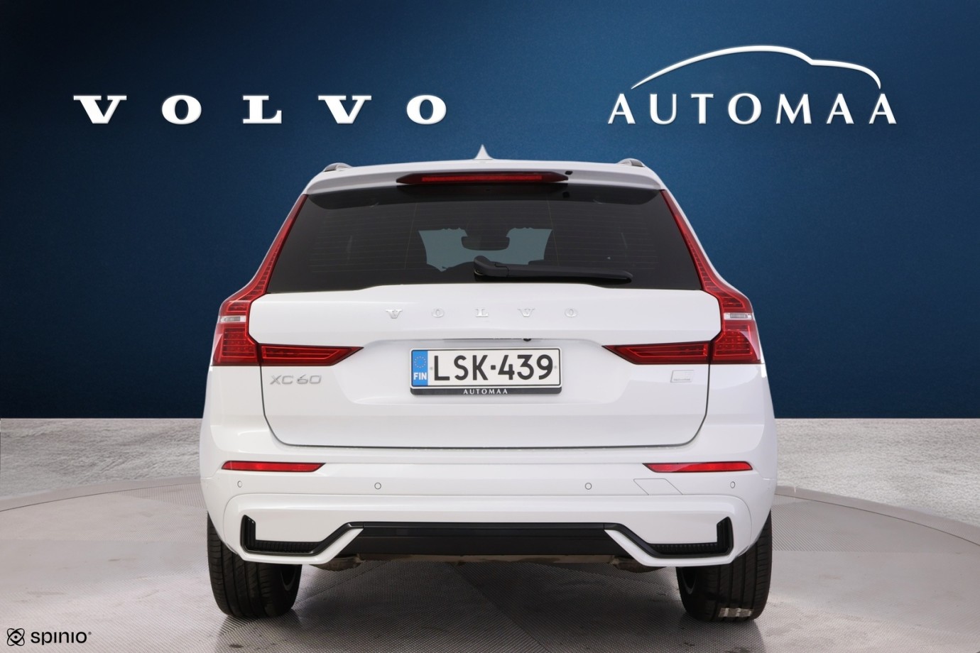 Esittelykuva VOLVO XC60 lataushybridiautosta.