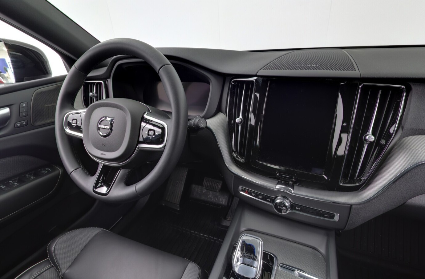 Esittelykuva VOLVO XC60 lataushybridiautosta.
