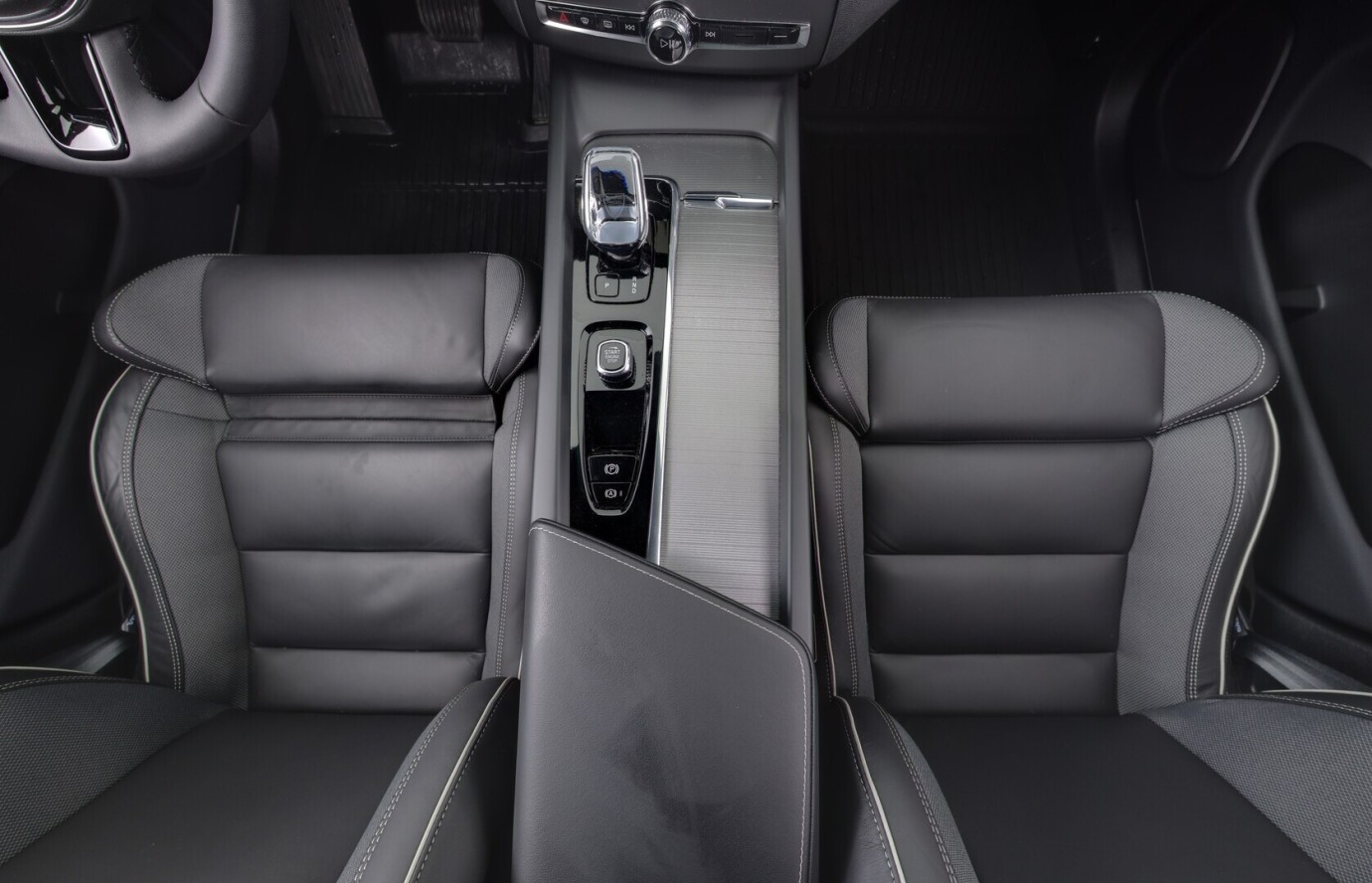 Esittelykuva VOLVO XC60 lataushybridiautosta.