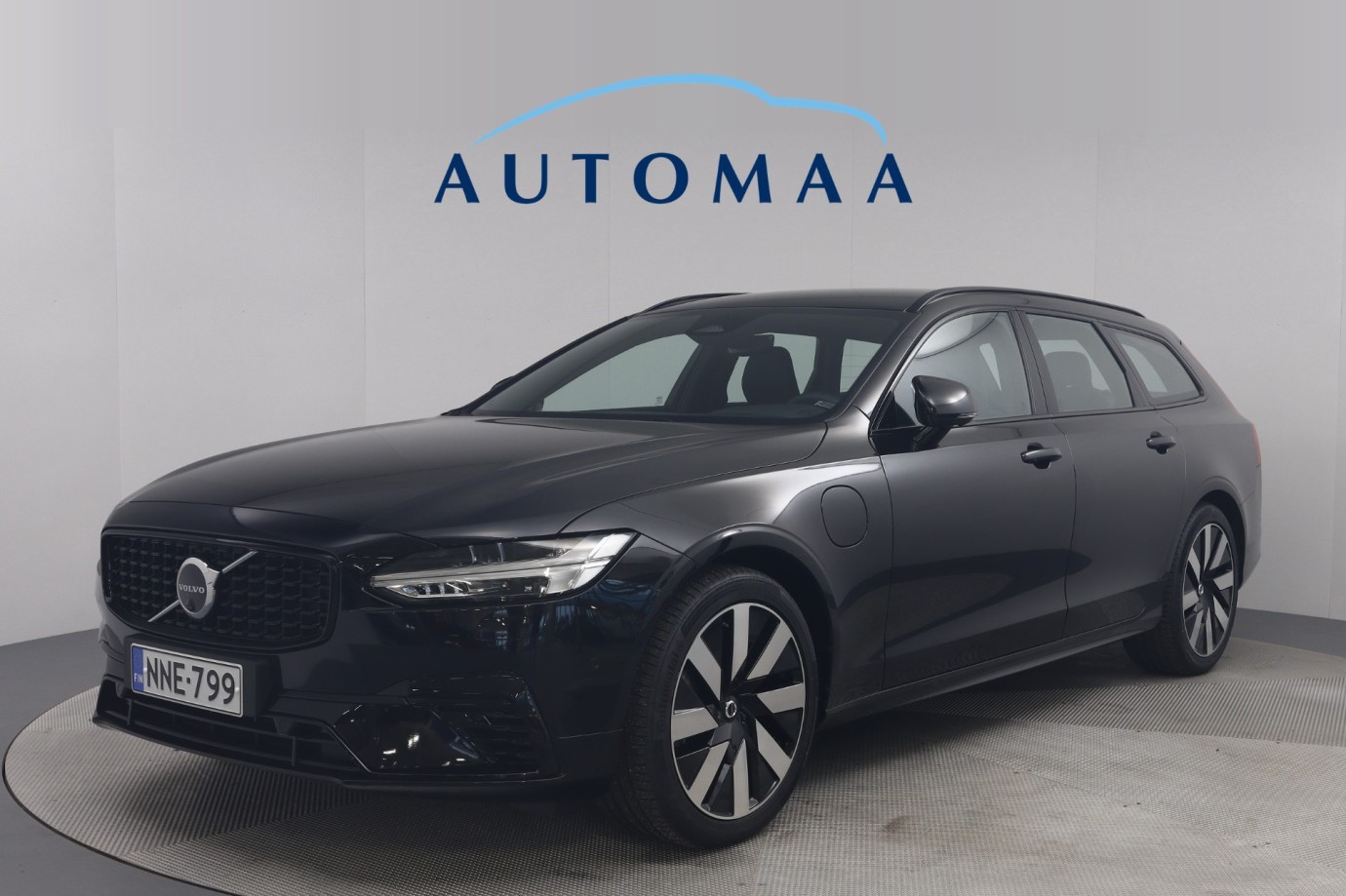 Esittelykuva VOLVO V90 lataushybridiautosta.