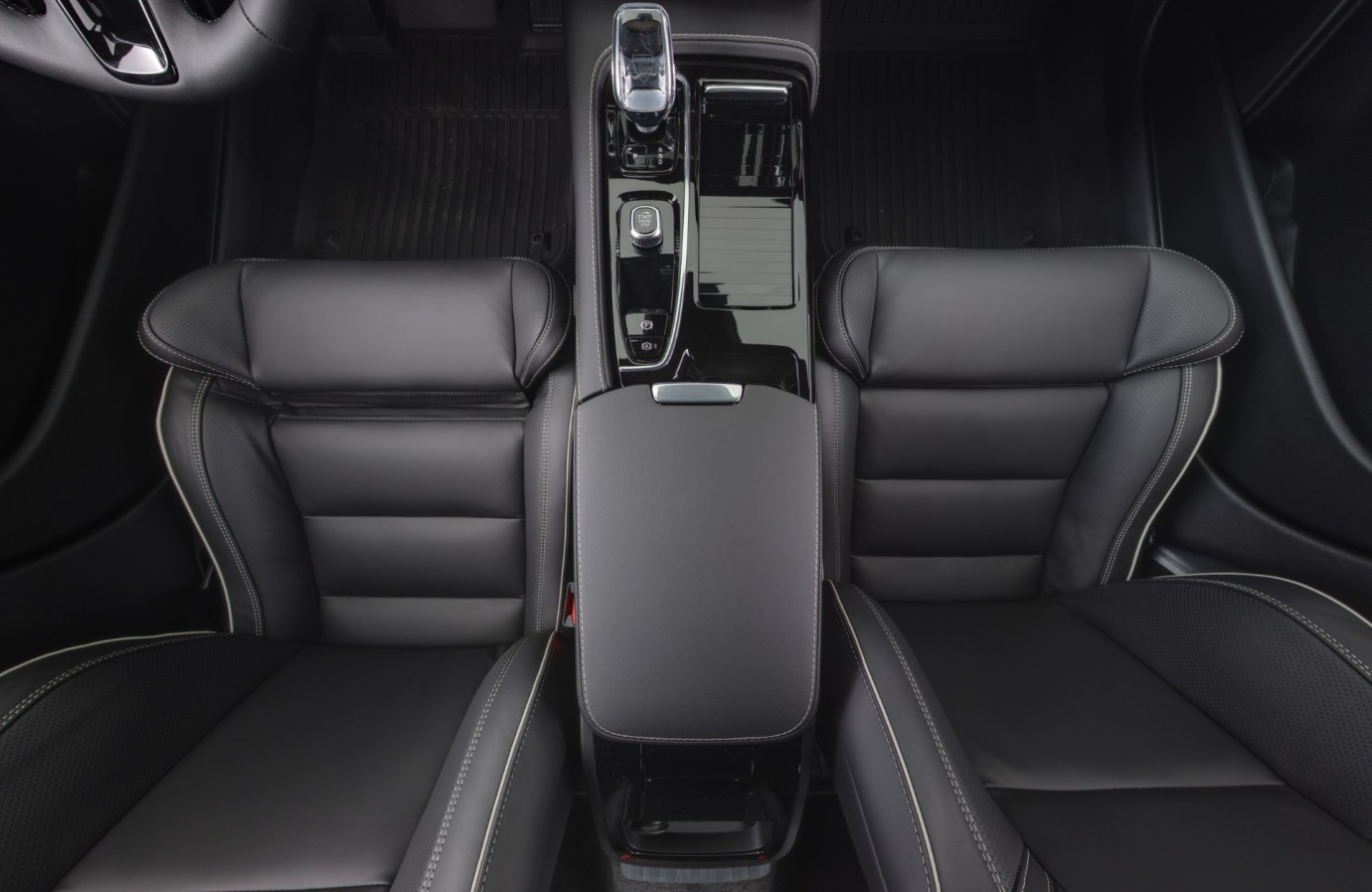 Esittelykuva VOLVO V90 lataushybridiautosta.