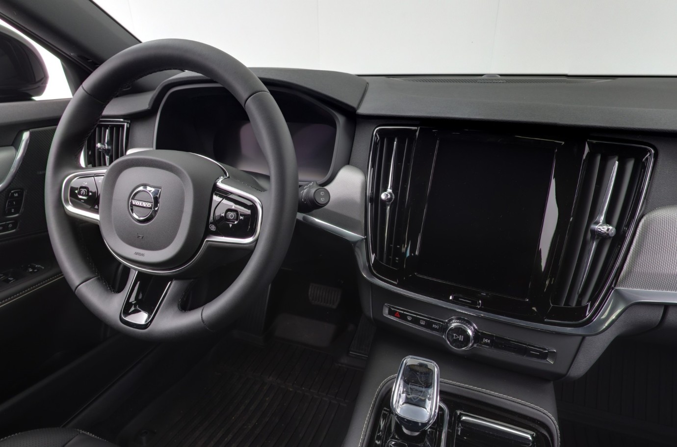 Esittelykuva VOLVO V90 lataushybridiautosta.