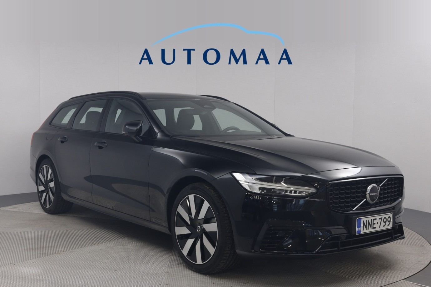 Esittelykuva VOLVO V90 lataushybridiautosta.
