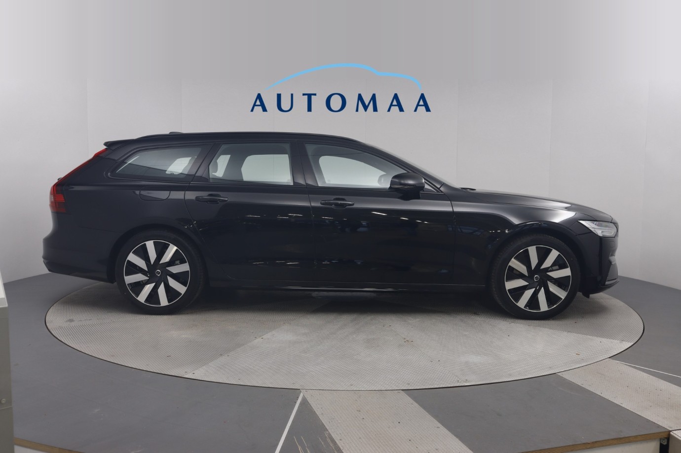 Esittelykuva VOLVO V90 lataushybridiautosta.