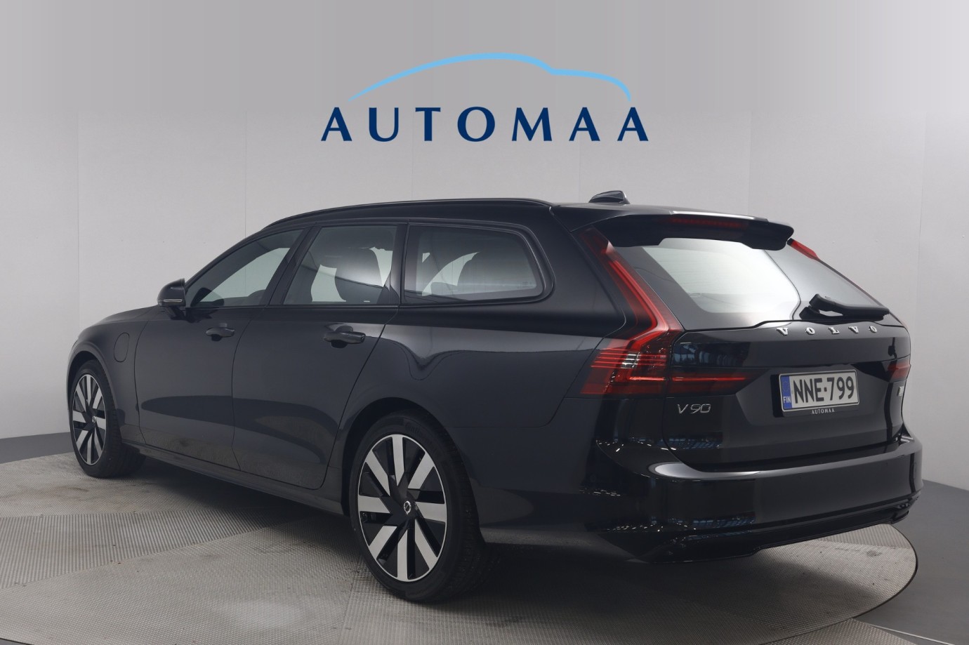 Esittelykuva VOLVO V90 lataushybridiautosta.