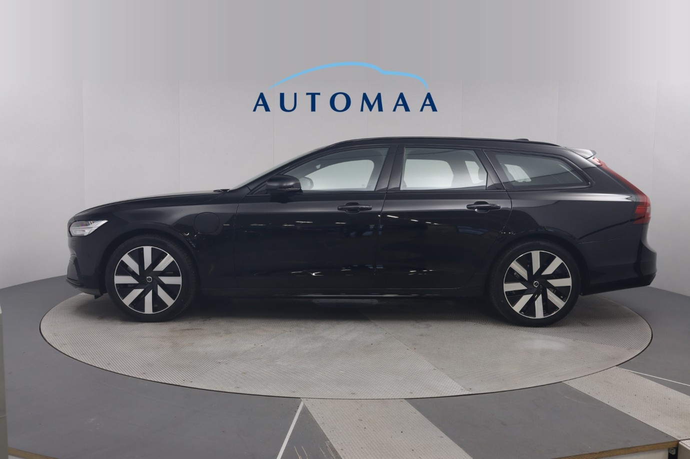 Esittelykuva VOLVO V90 lataushybridiautosta.
