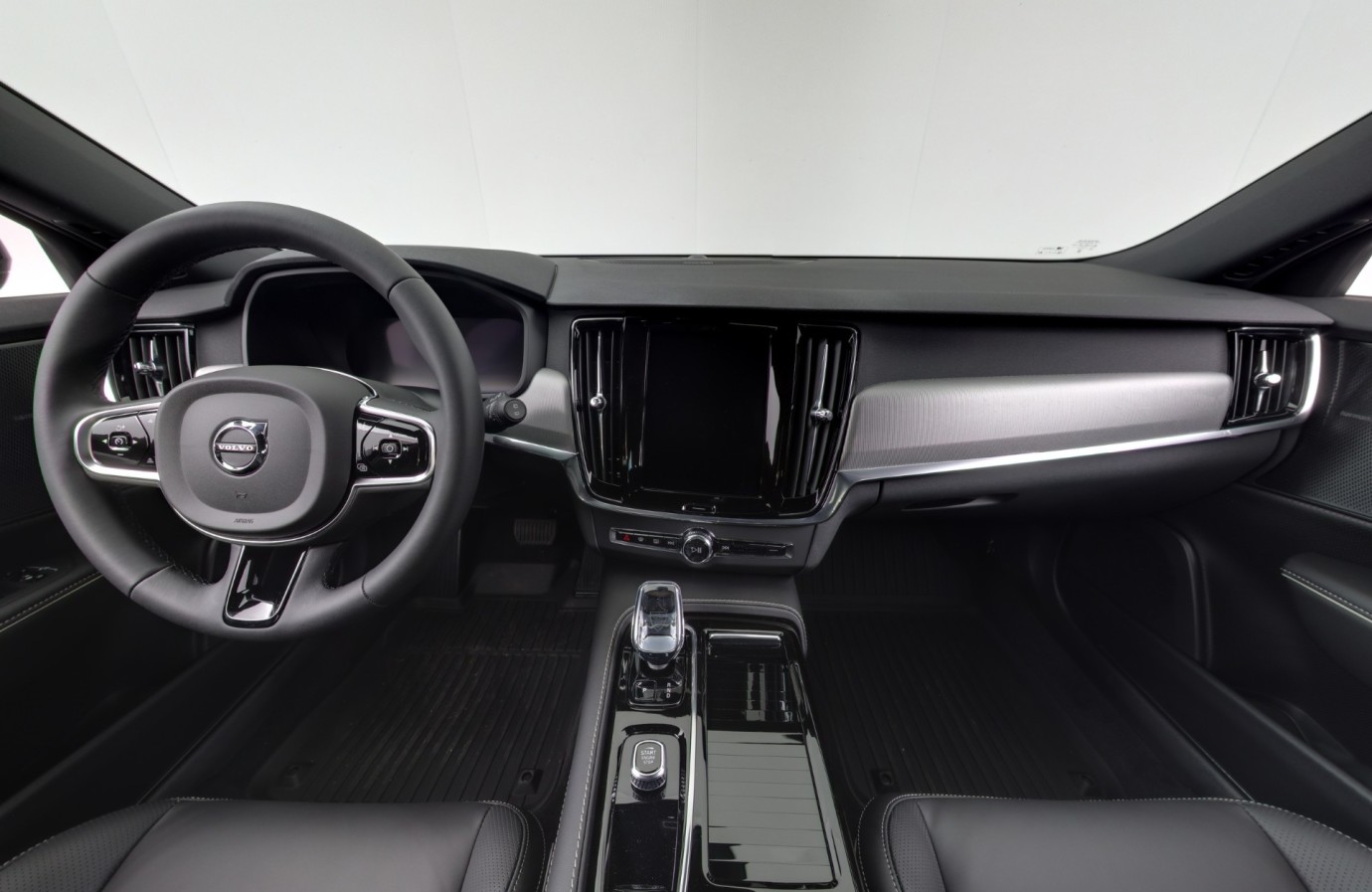 Esittelykuva VOLVO V90 lataushybridiautosta.