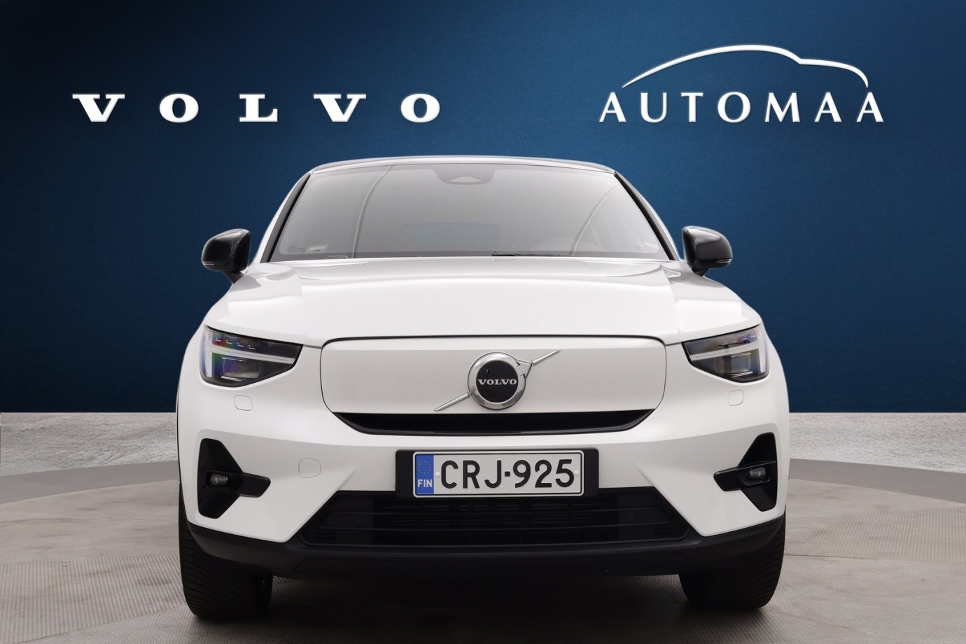 Esittelykuva VOLVO C40 täyssähköautosta.